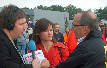 Ben Roothuizen (FNV) en Marianne Langkamp (SP Tweede Kamer) in gesprek met de radioploeg van RTVOost