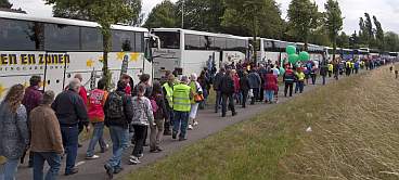 Een lange rij bussen met demonstranten in Ulft