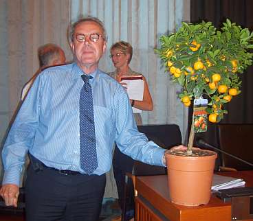 Burgemeester Kerckhaert met het oranjeboompje