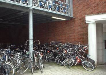 een chaos van fietsen