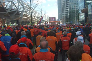 10.000 oranje zwarte stakers voor het hoofdkantoor in Den Haag