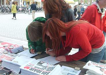 jongeren zetten handtekening