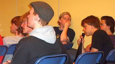 tientallen enthousiaste skaters in de zaal willen hun Hengelose skatepark