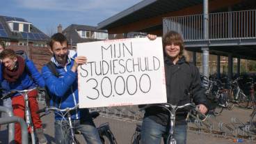 Scholieren met bord Studieschuld 30.000 euro