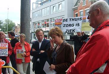 SP ers Mariska ten Heuw, en Fons Luijben maken de wethouder duidelijk dat ook de PvdA moet inzien dat de marktwerking uit de thuiszorg moet.