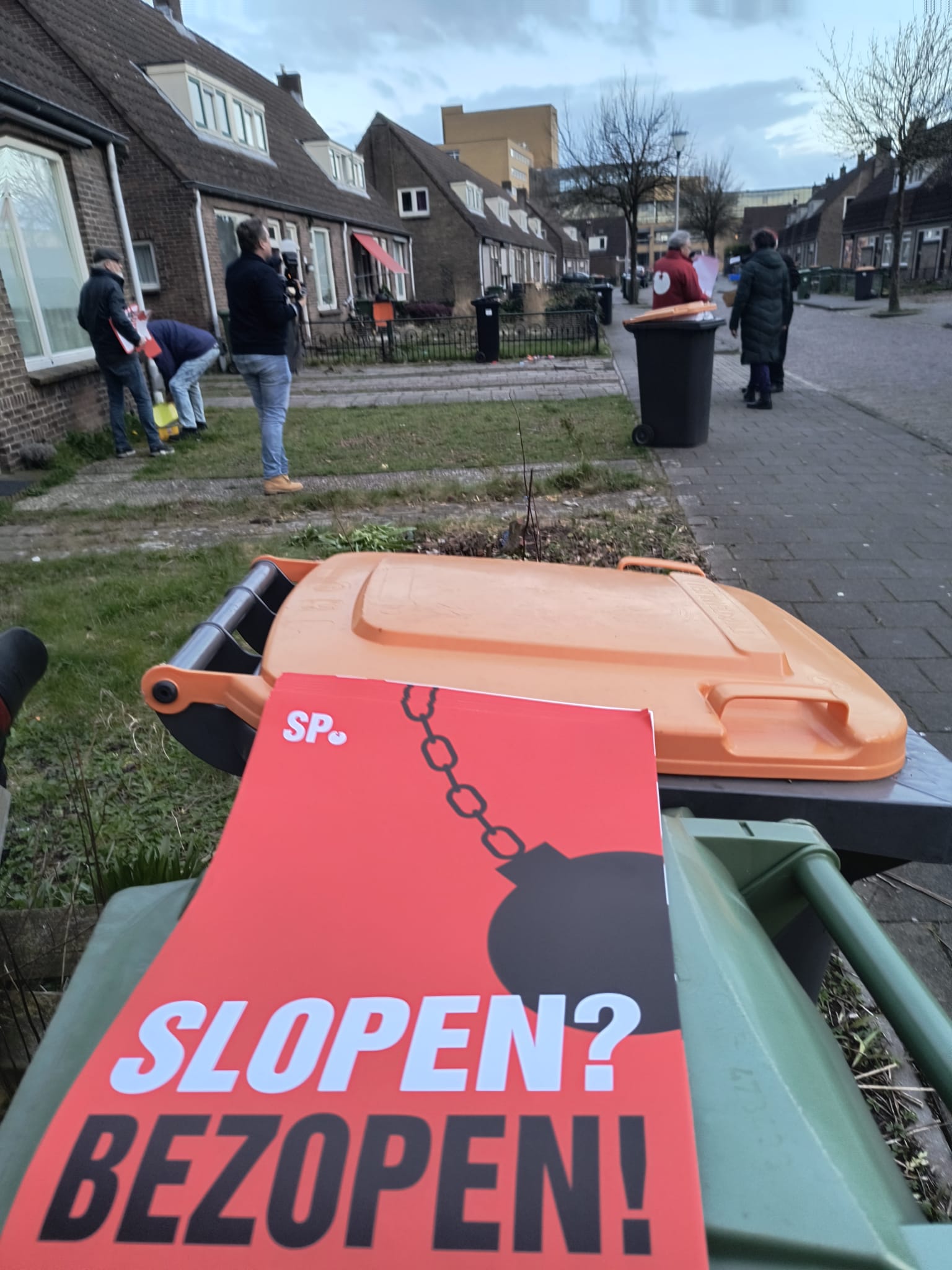 https://hengelo.sp.nl/nieuws/2024/03/sp-plakt-posters-op-woningen-in-de-nijverheid-dit-veroorzaakt-de-wooncrisis-woningen